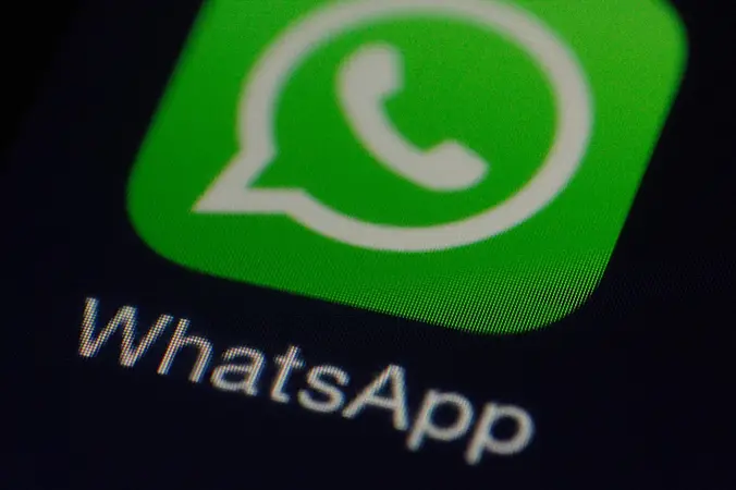Ein Bild von Whatsapp auf einem Handybildschirm - Was sind die Risiken für unternehmen
