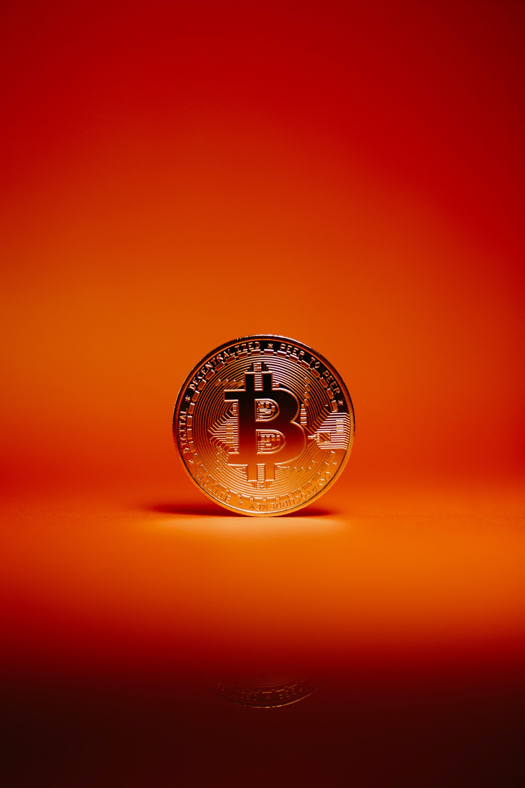 Bitcoin vor oranger Wand