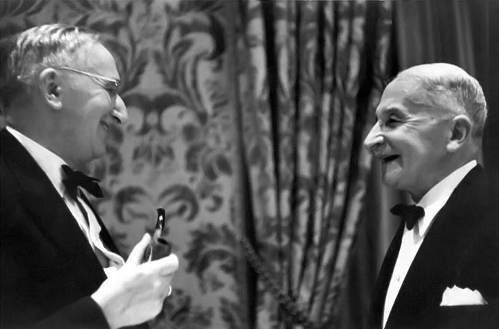 Ludwig von mises und Friedrich August von Hayek bei einer Veranstaltung
