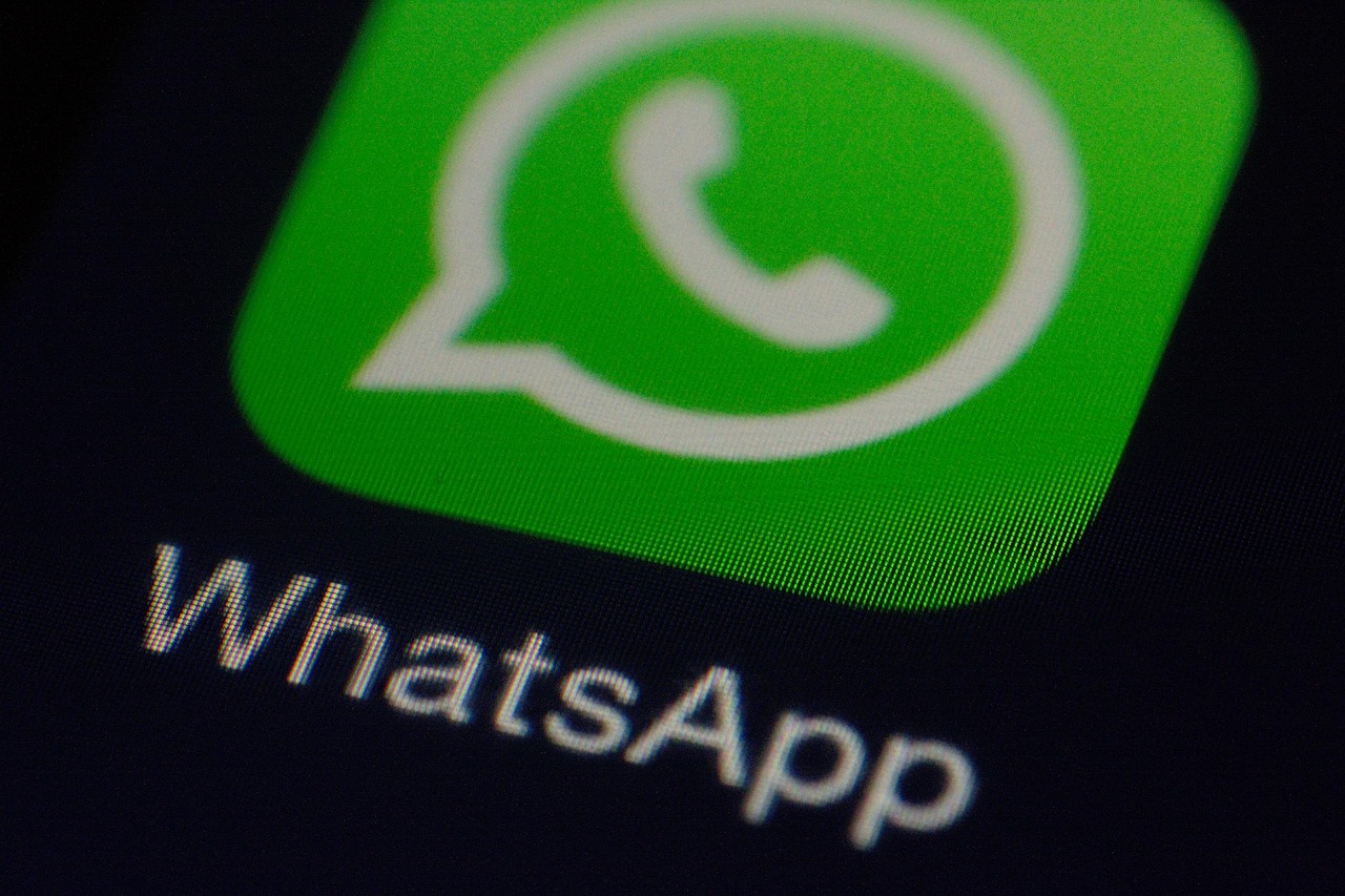 Ein Bild von Whatsapp auf einem Handybildschirm - Was sind die Risiken für unternehmen