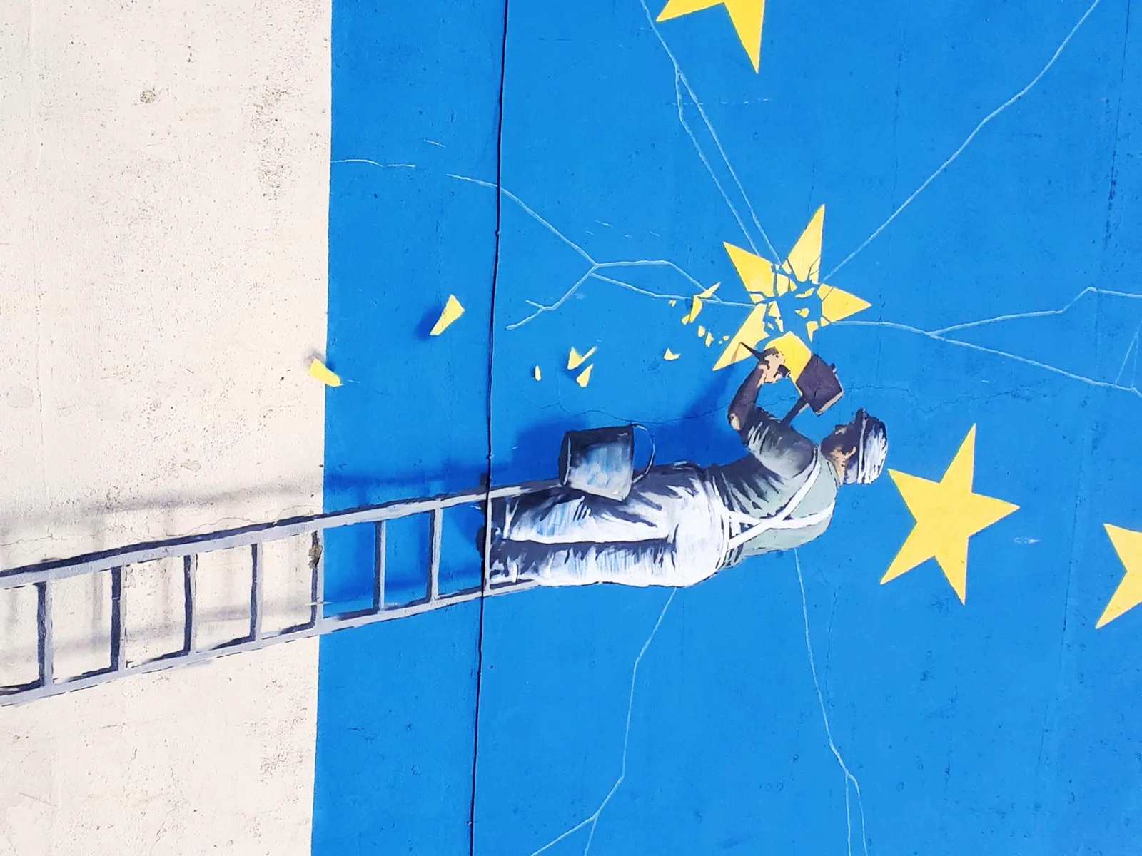 EU-Sterne über einem Smartphone-Chat als Sinnbild für die geplante EU-Chatkontrolle privater Nachrichten