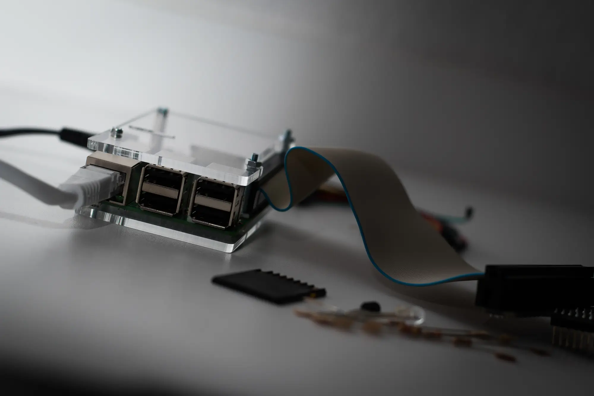 Raspberry Pi mit Netzwerkkabel und SSD auf einem Schreibtisch – ein typischer Homeserver für eine Bitcoin-Node