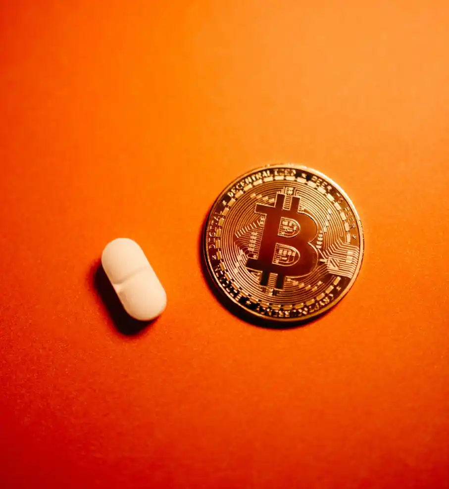 bitcoin orange pill vor orangem hintergrund
